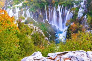 Güzel şelale sonbahar Plitvice Milli Parkı, Hırvatistan