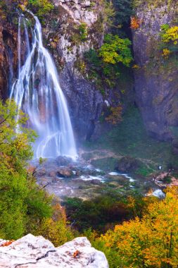 Güzel şelale sonbahar Plitvice Milli Parkı, Hırvatistan