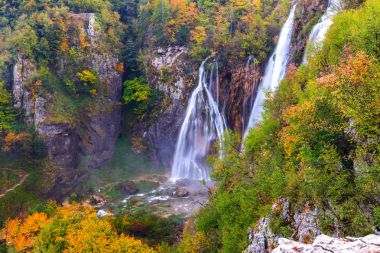 Güzel şelale sonbahar Plitvice Milli Parkı, Hırvatistan