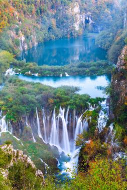 Güzel şelale sonbahar Plitvice Milli Parkı, Hırvatistan