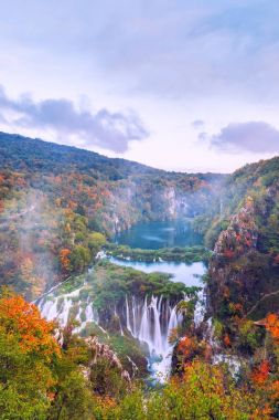 Güzel şelale sonbahar Plitvice Milli Parkı, Hırvatistan