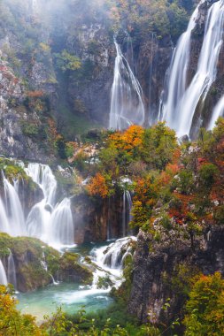 Güzel şelale sonbahar Plitvice Milli Parkı, Hırvatistan