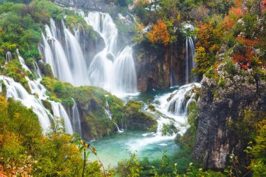 Güzel şelale sonbahar Plitvice Milli Parkı, Hırvatistan