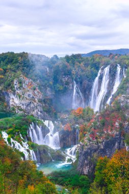 Güzel şelale sonbahar Plitvice Milli Parkı, Hırvatistan