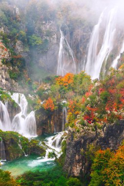 Güzel şelale sonbahar Plitvice Milli Parkı, Hırvatistan