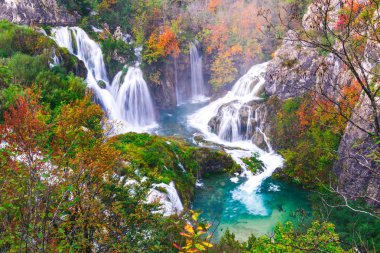 Güzel şelale sonbahar Plitvice Milli Parkı, Hırvatistan