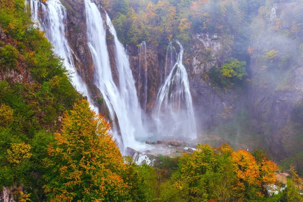 Cascadas, Parque Nacional de Plitvice, Croacia — Foto de Stock