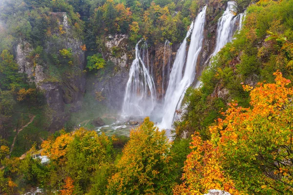 Vattenfall, nationalparken Plitvice, Kroatien — Stockfoto