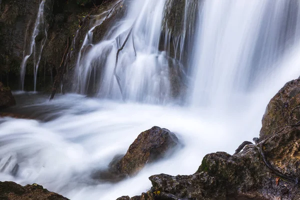 Cascade dans la forêt — Photo