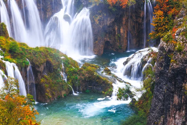 Vízesések, a Plitvicei Nemzeti Park, Horvátország — Stock Fotó