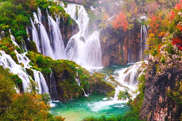 Красивый Водопад Осенью Плитвицком Национальном Парке Хорватия — стоковое фото