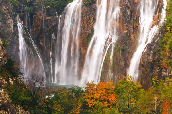 Gyönyörű Vízesés Őszi Plitvice Nemzeti Park Horvátország — Stock Fotó