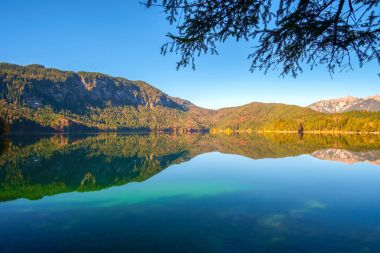 Eibseelake Almanya'nın harika sonbahar