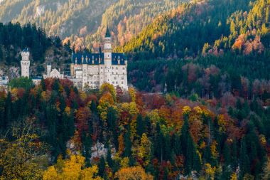 Neuschwanstein Şatosu sonbaharın güzel görünümü