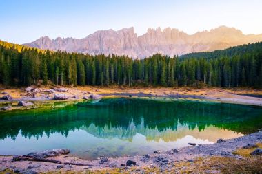 Carezza lake Dolomites Alpleri'nde. İtalya