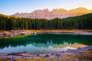 Carezza lake Dolomites Alpleri'nde. İtalya