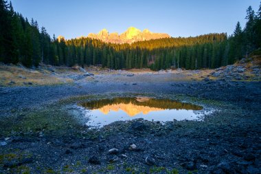 Carezza lake Dolomites Alpleri'nde. İtalya