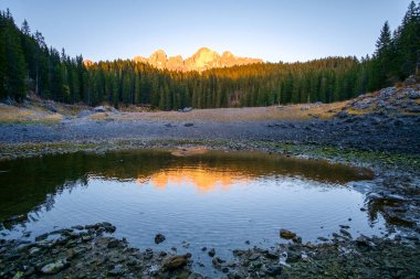 Carezza lake Dolomites Alpleri'nde. İtalya