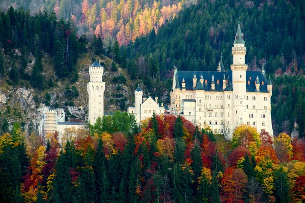 Piękny widok na zamek Neuschwanstein, jesienią — Zdjęcie stockowe