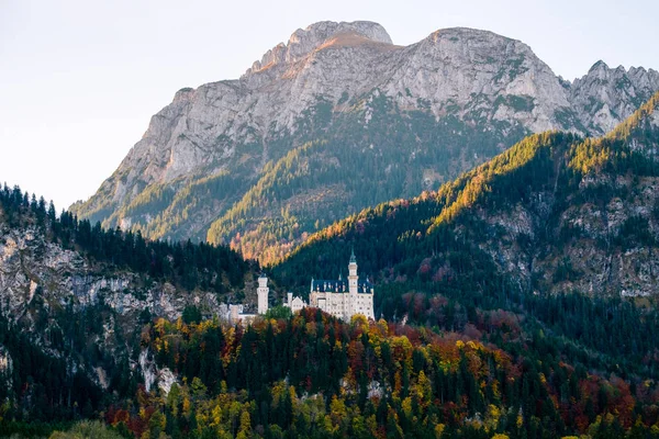 Piękny widok na zamek Neuschwanstein, jesienią — Zdjęcie stockowe