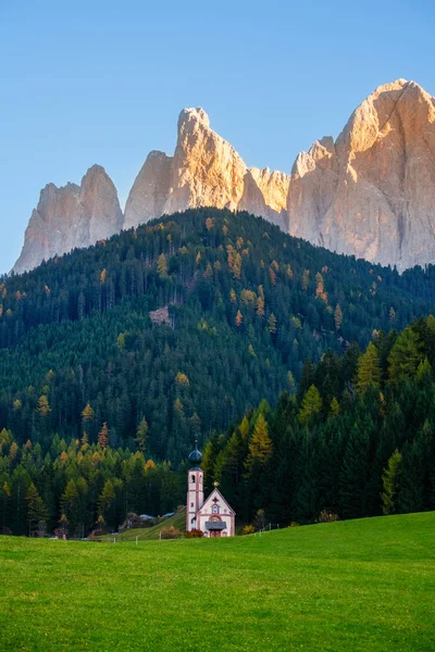 St Johann kyrka, Santa Maddalena, Dolomiterna, Italien — Stockfoto