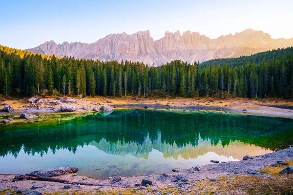 Carezza meer in Dolomieten Alpen. Italië — Stockfoto