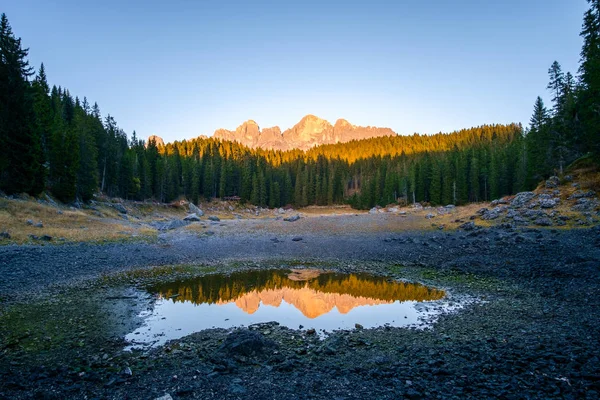 Carezza meer in Dolomieten Alpen. Italië — Stockfoto