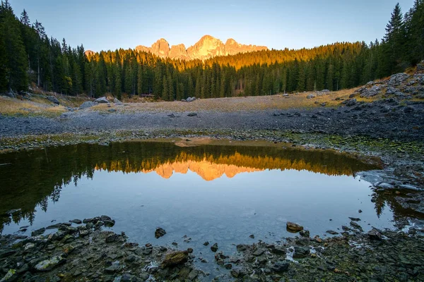 Carezza lake Dolomites Alpleri'nde. İtalya