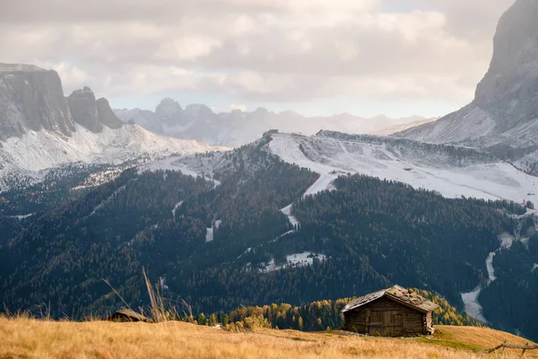 Dolomities 阿尔卑斯山的木山寨意大利 — 图库照片