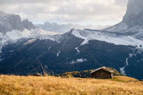 Dolomities 阿尔卑斯山的木山寨意大利 — 图库照片