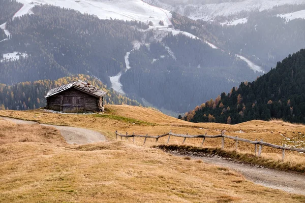 Dolomities アルプスのイタリアの木製コテージ — ストック写真