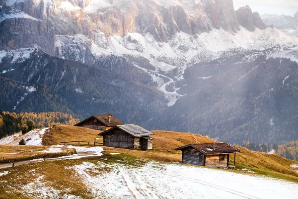 Dolomities 阿尔卑斯山的木山寨意大利 — 图库照片