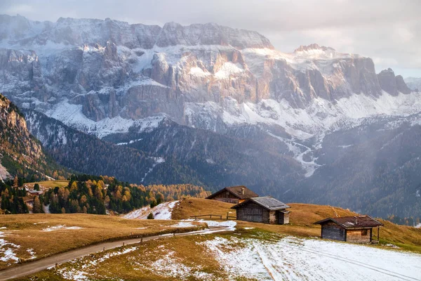 Chalet en bois dans les Alpes Italie dolomities — Photo