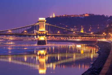 Günbatımında Budapeşte zincir köprü, Macaristan