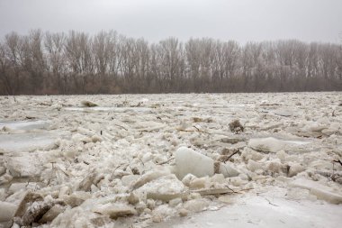 Bahar sel, buzlar Nehri üzerinde