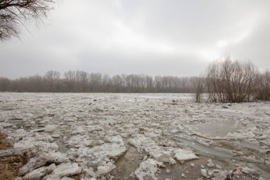 Bahar sel, buzlar Nehri üzerinde