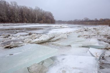 Bahar sel, buzlar Nehri üzerinde