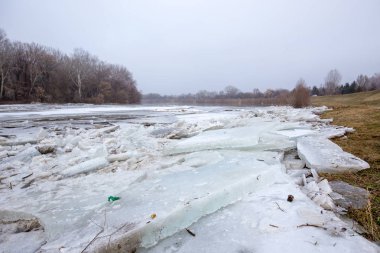 Bahar sel, buzlar Nehri üzerinde