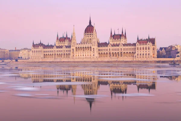Hungarian parliament building at winter — Stock Photo, Image