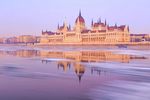 Hungarian parliament building at winter — Stock Photo, Image