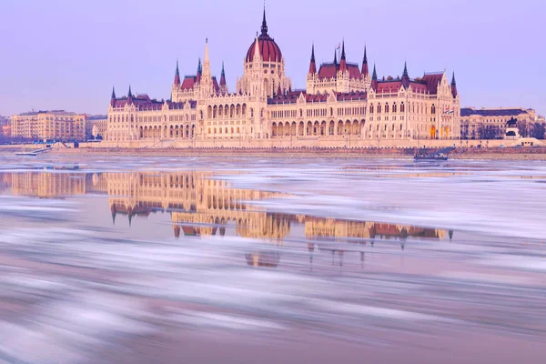 Hungarian parliament building at winter — Stock Photo, Image