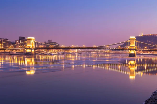 Zonsondergang in Budapest chain bridge, Hongarije — Stockfoto