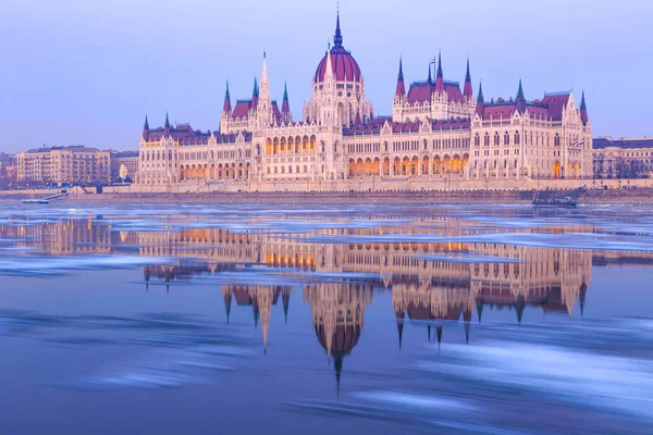 Hungarian parliament building at winter — Stock Photo, Image