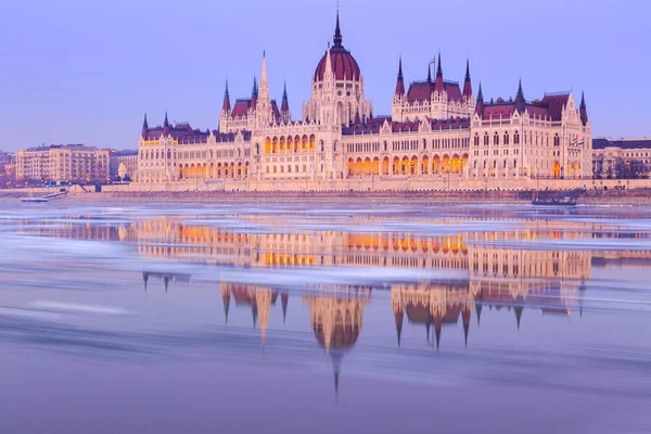 Edificio del Parlamento húngaro en invierno —  Fotos de Stock