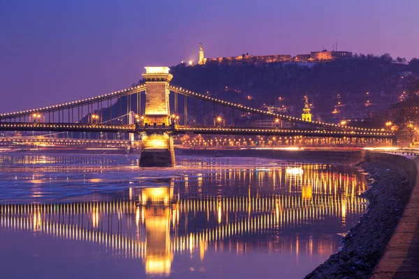 Solnedgång vid Kedjebron i Budapest, Ungern — Stockfoto