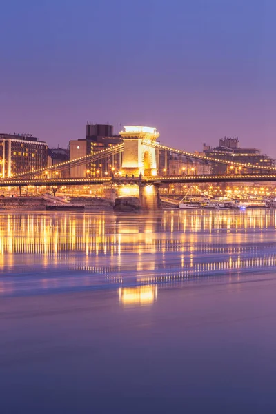 Zonsondergang in Budapest chain bridge, Hongarije — Stockfoto