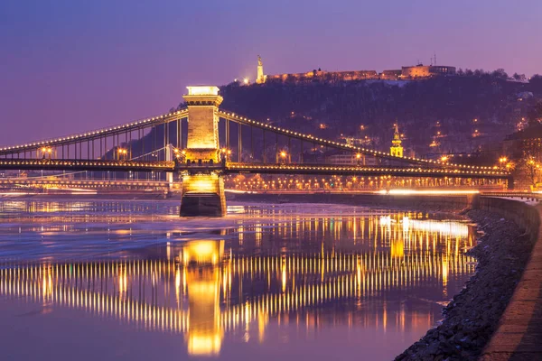 Pôr do sol em Budapeste chain bridge, Hungria — Fotografia de Stock