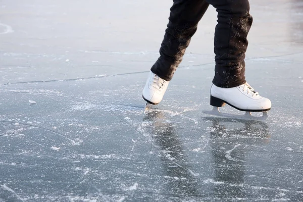 Jeune femme patinage sur glace en plein air — Photo