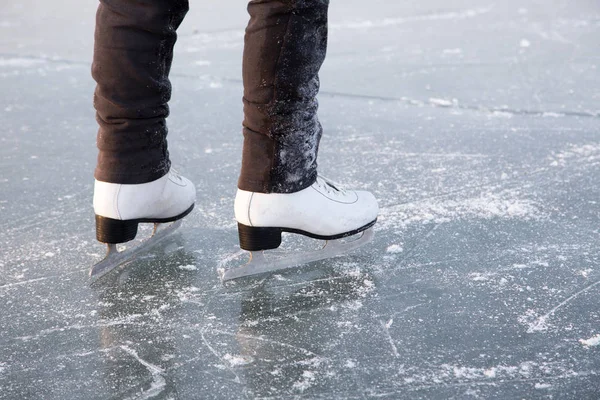 Young woman ice skating outdoors — Stock Photo, Image