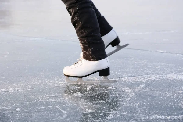 Jovem mulher patinação no gelo ao ar livre — Fotografia de Stock